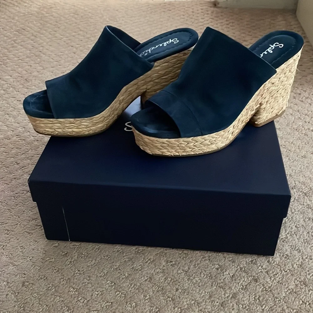 Splendid Blue Suede Shoes! You definitely won’t want anyone to step on these! - Picture 4 of 8